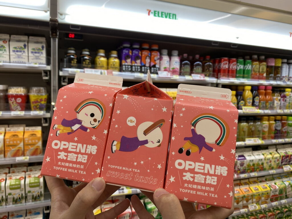 超萌OPEN將陪民眾歡慶連假,即日起推出最新獨家冷藏飲品「OPEN將太會妃奶茶」,粉色包裝加上超萌大氣球造型,香醇的錫蘭紅茶搭配濃郁奶茶,加上太妃糖甜味點綴,飛進幸福!