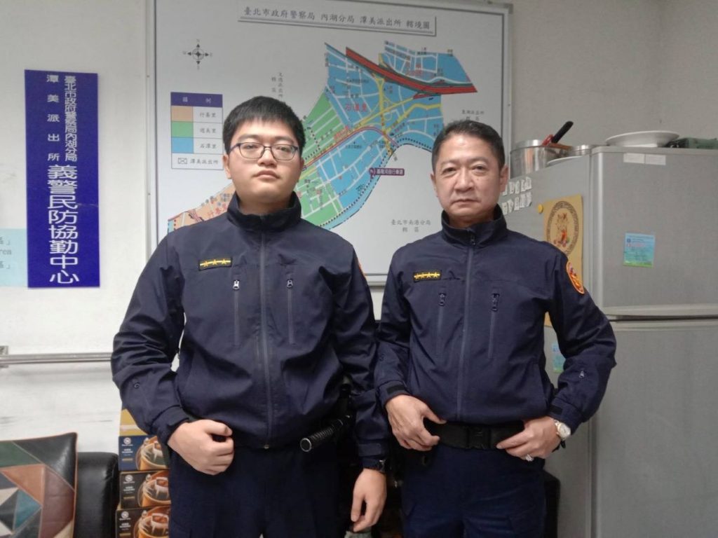 潭美派出所警員顏廷光(左)、巡佐楊錦棠(右)
