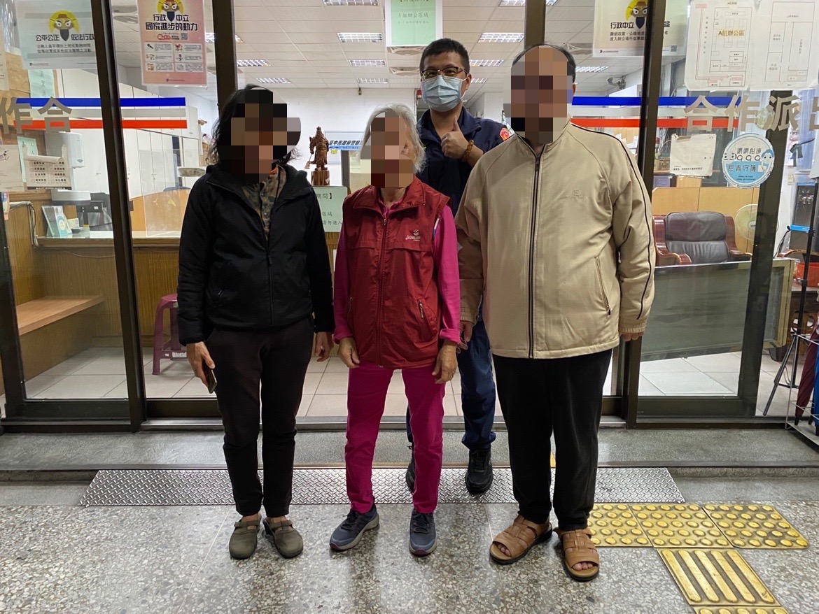中市警豐原分局日前協助迷路老婦返家。(圖/記者謝榮浤翻攝)