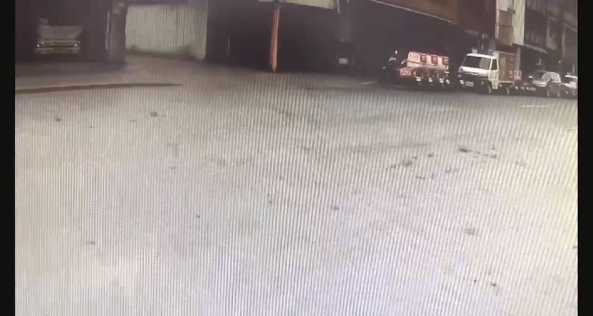 曳引車散落大量泥漿,造成地面積水濕滑。(記者宋紹誠翻攝)