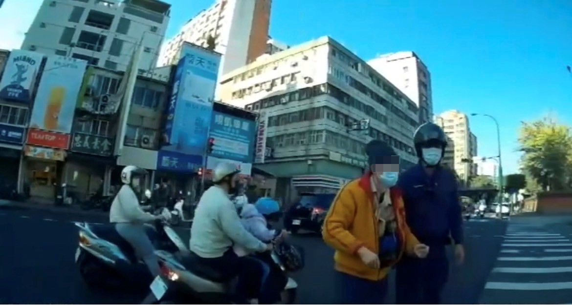 中市警二分局日前協助七旬老翁騎車跌倒路中險被撞脫險。(圖/記者謝榮浤翻攝)