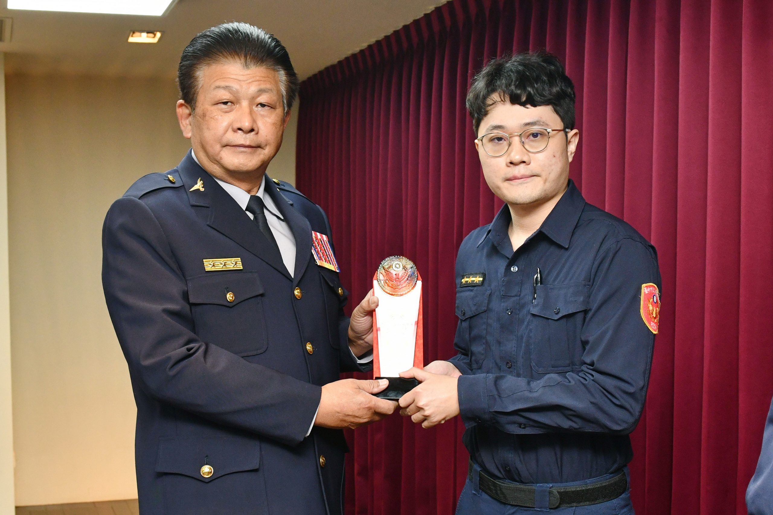 臺中市政府警察局於日前週報會議上頒發協尋達人獎座，以鼓勵同仁士氣，期許再創佳績。(圖/記者謝榮浤翻攝) 