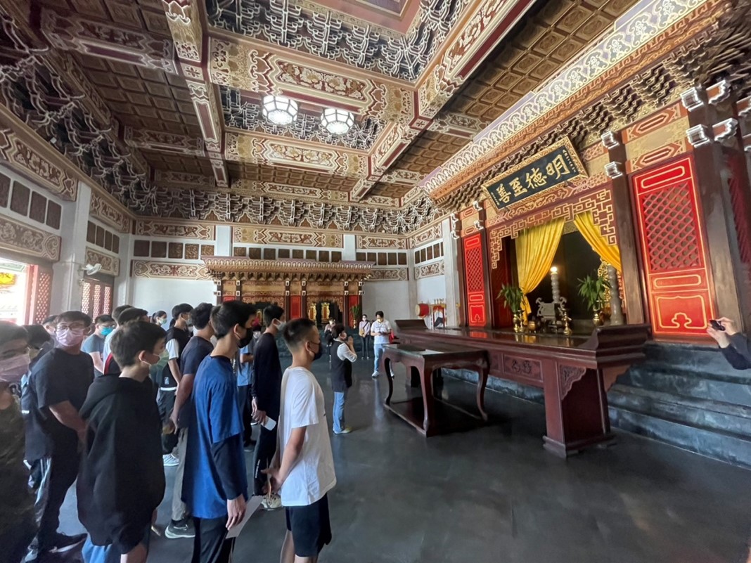 臺中市立北新國中舉辦「孔廟巡禮與會考祈福」活動,大成殿內祈福。(圖/北新國中提供)