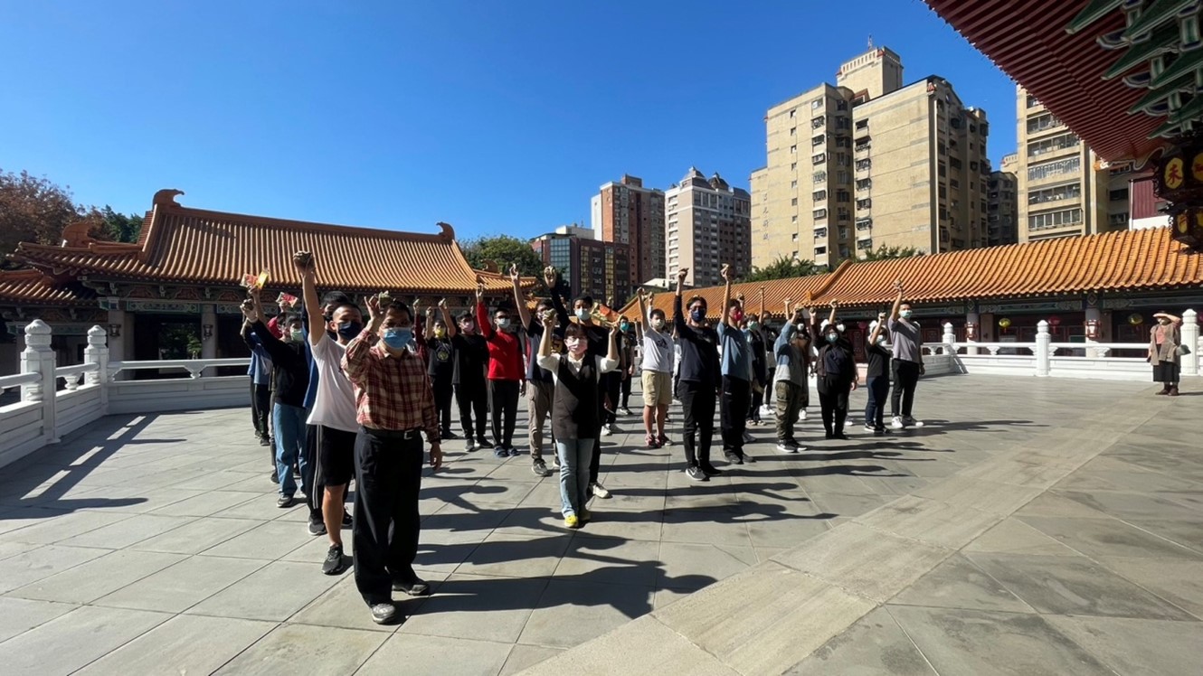 臺中市立北新國中舉辦「孔廟巡禮與會考祈福」活動,學生一舉高粽期許考上第一志願。(圖/北新國中提供)