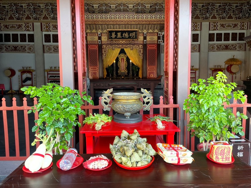 臺中市立北新國中舉辦「孔廟巡禮與會考祈福」活動,準備象徵意義的祈福品。(圖/北新國中提供)