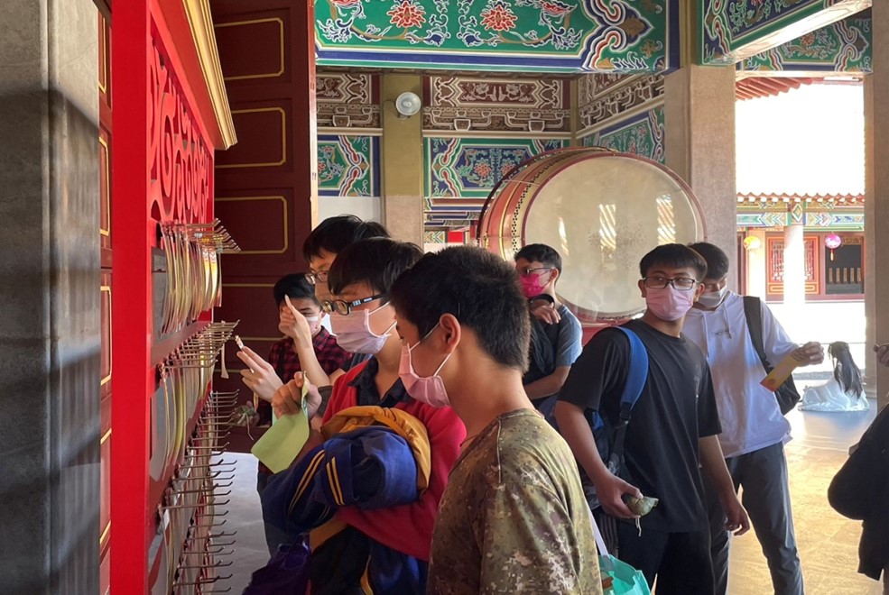臺中市立北新國中舉辦「孔廟巡禮與會考祈福」活動,孔廟提供祈福卡。(圖/北新國中提供)