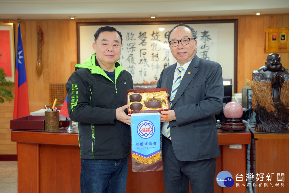 桃園市商業總會拜會桃園市議會,議長邱奕勝致贈紀念品由理事長陳進法代表接受。