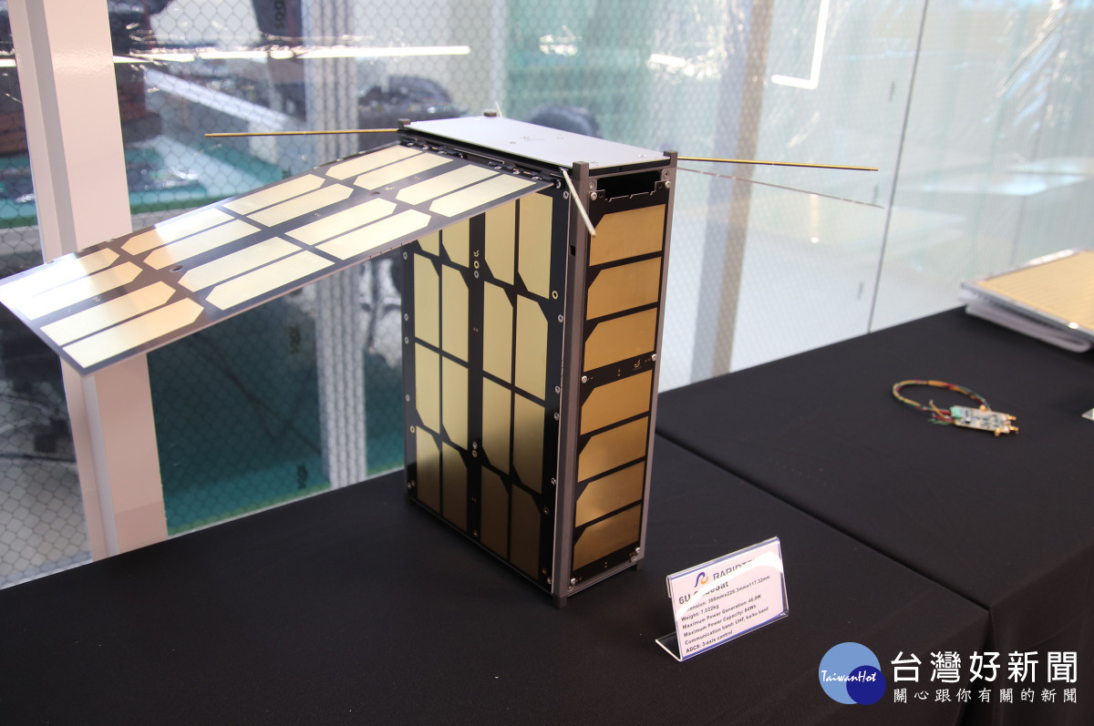 中央大學太空科學與科技研究中心展示6U衛星模型,展現太空研發實力。