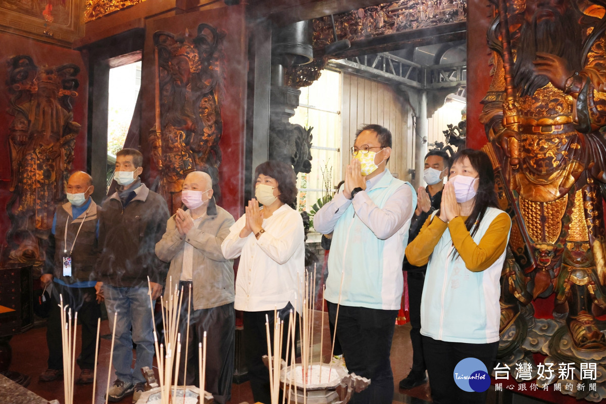 黃敏惠參拜東門土地公廟東安宮祈求國泰民安／林詩涵翻攝　