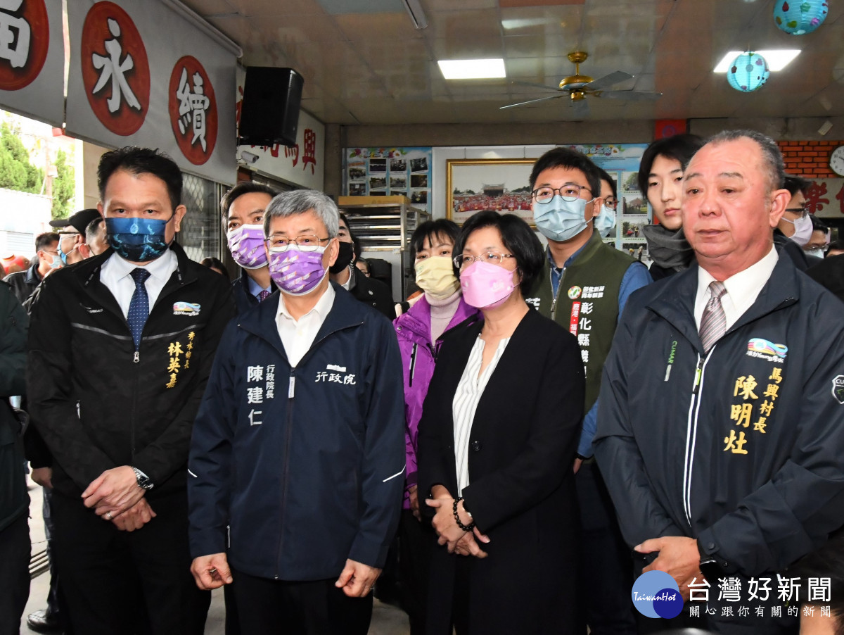 行政院長陳建仁、魏扶部長薛瑞元、縣長王惠美參訪馬興社區寶物銀行。圖/彰化縣政府提供