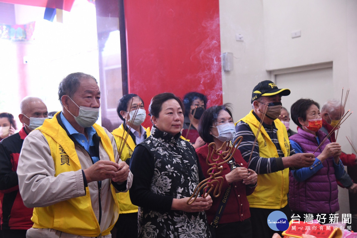 美崙福德廟慶福德正神聖誕　徐榛蔚親贈匾額祈願闔境平安
