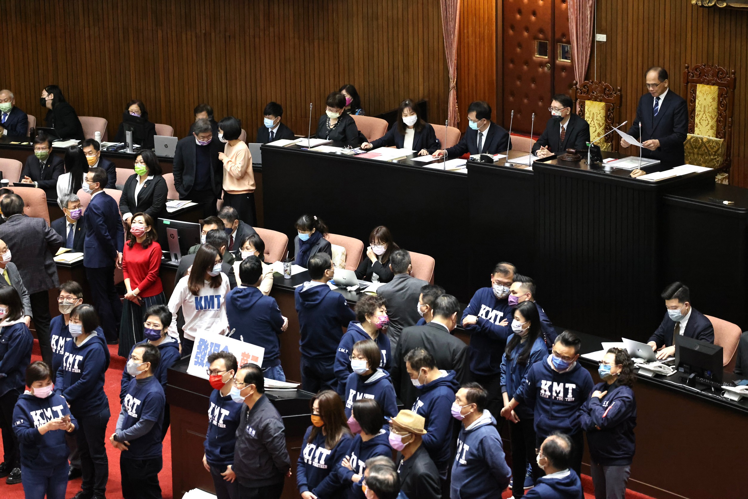 立院院會今天將處理疫後特別條例草案，將以表決方式力拚三讀，圖為行政院長陳建仁日前首次到立院備詢遭在野黨進行杯葛畫面。林啟弘攝