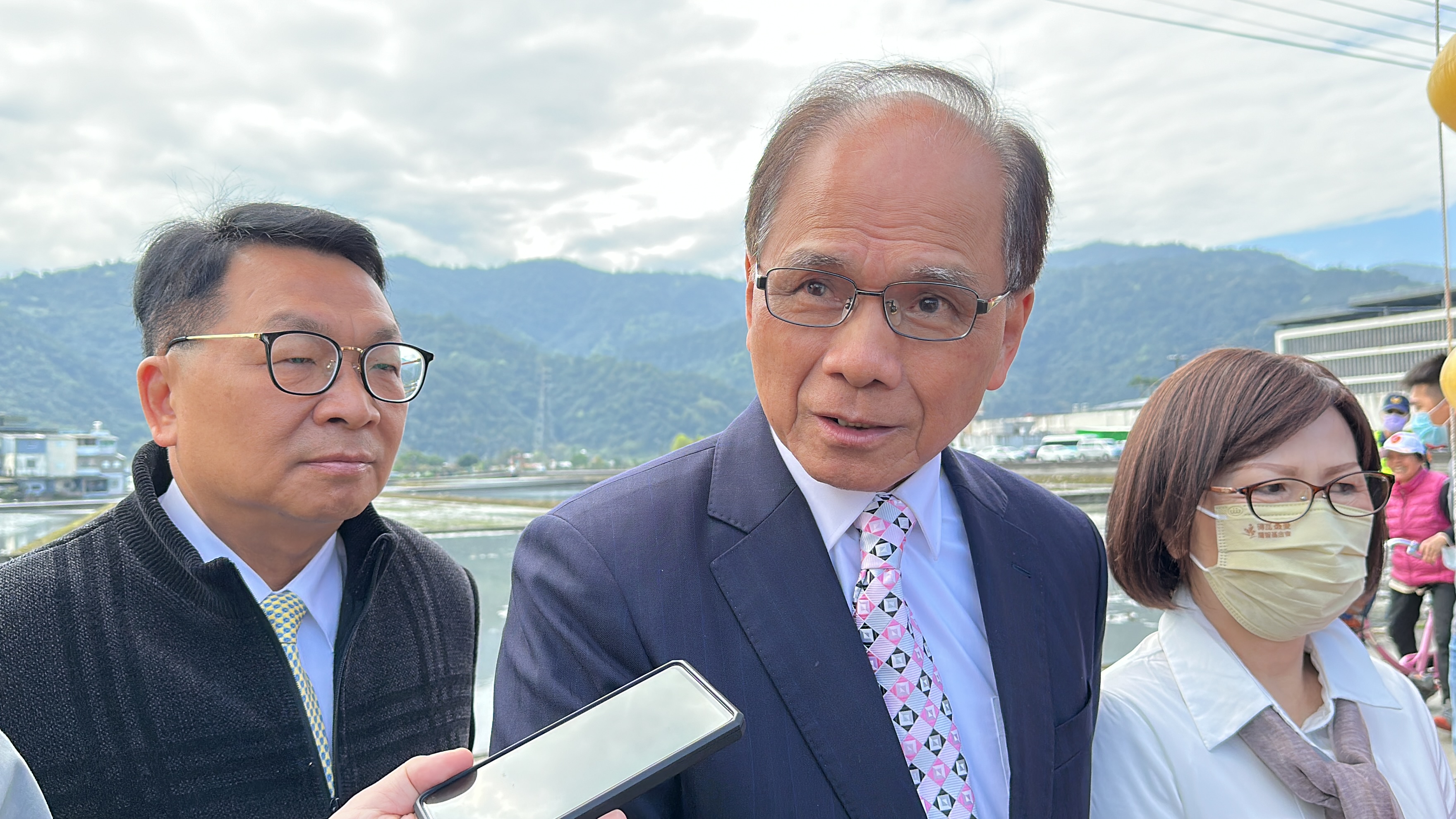 行政院發言人陳宗彥遭控涉性招待火速請辭獲准,立法院長游錫堃肯定行政院長陳建仁處理明快符合責任政治。林泊志攝