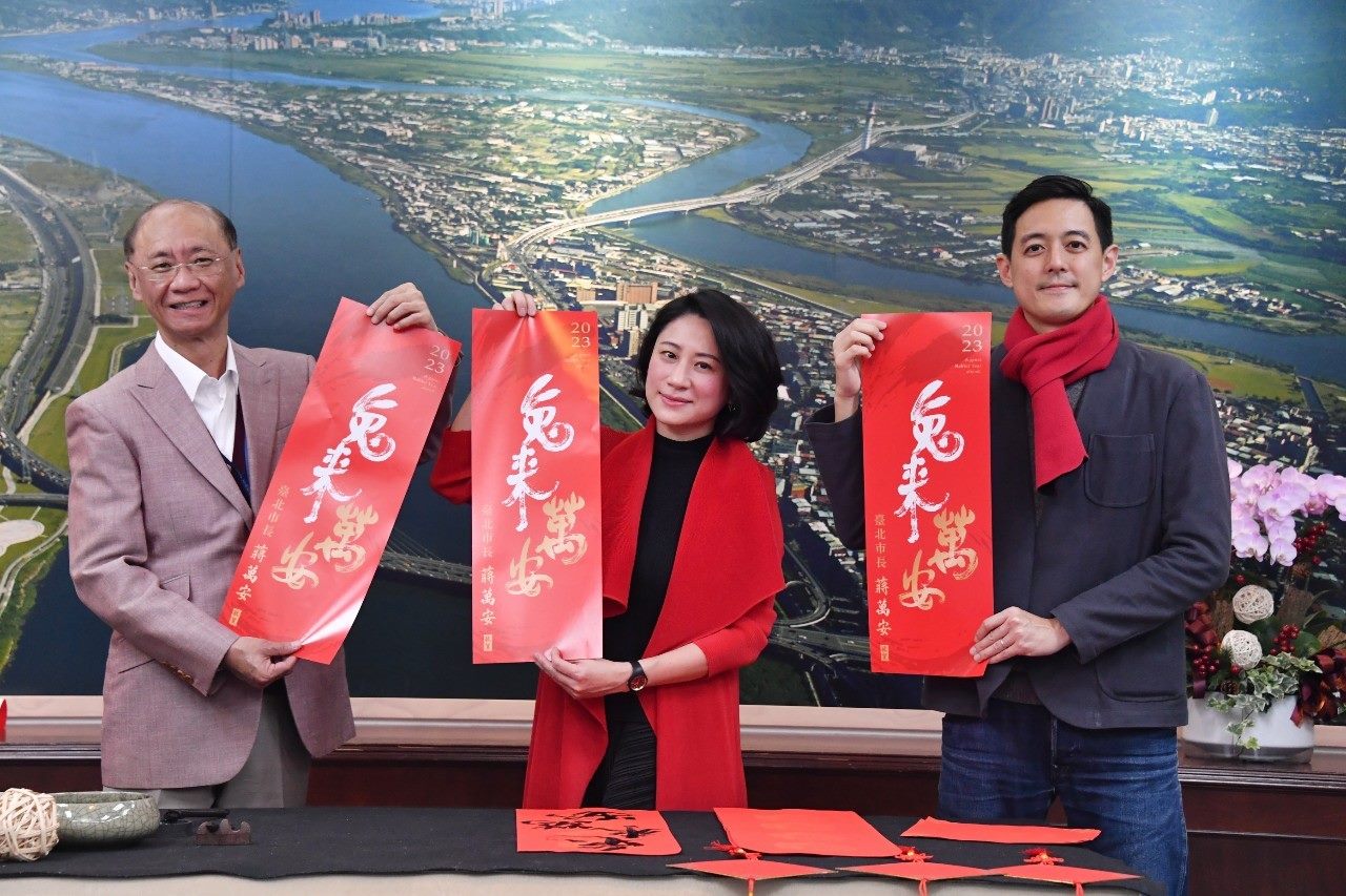台北市民政局長陳永德（左一）18日表示，家人希望他退休，自己沒想退，但坦言很累。圖為北市府１月初公布兔年春聯／台北市政府提供