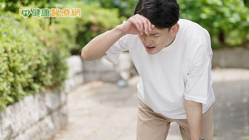 突然眼前一黑或腳步蹣跚是警訊? 頭暈、不穩、手腳發麻的處理對策