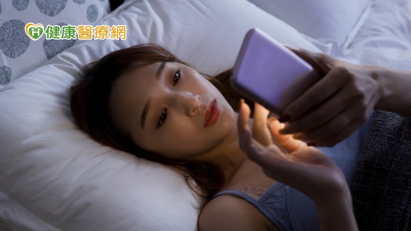 半夜滑手機傷眼又傷肝 4個穴道按一按輕鬆養生
