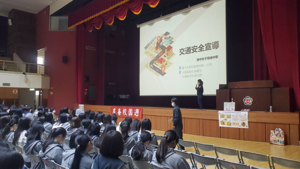 ▲ 中警一分局在開學週前往台中女中主辦快閃交安宣導活動 (圖/台中市警察局 提供)