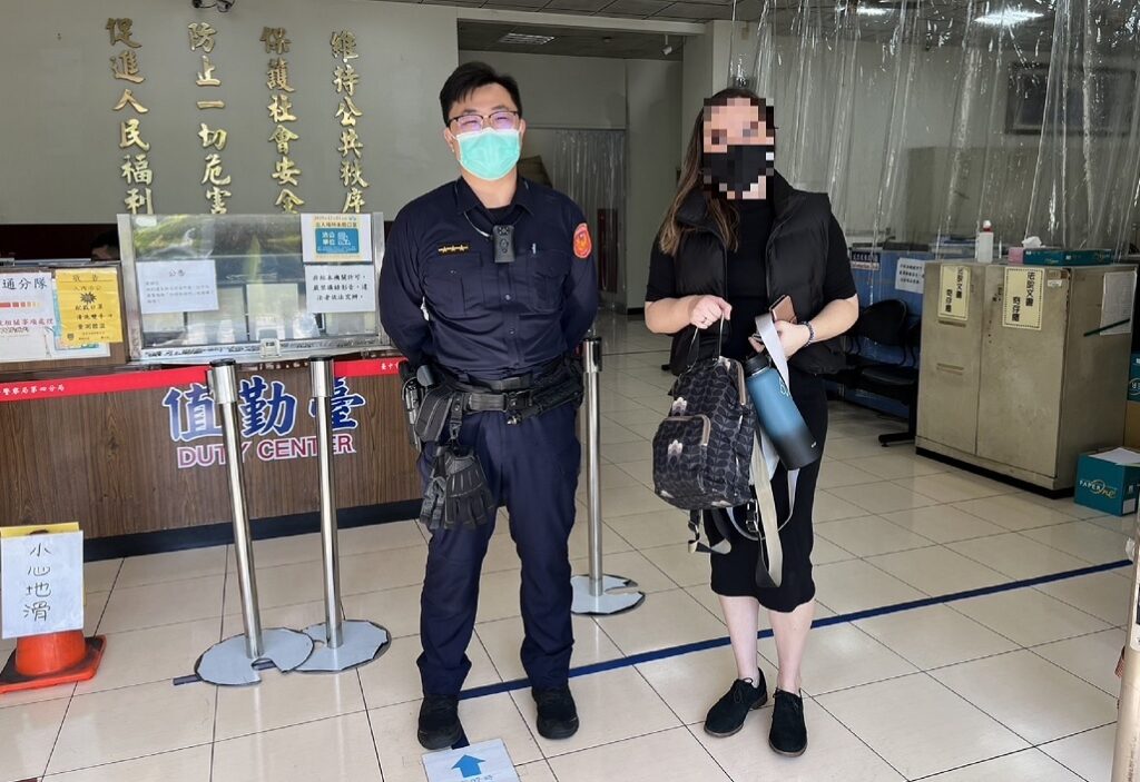 ▲ 大墩所警員郭欣衡以流利的英語聯絡英籍女師到所領回遺失包包 (圖/台中市警察局 提供)
