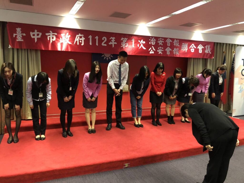 ▲ 台中市長盧秀燕於治安會報公開表揚攔阻詐騙有功銀行員和超商店員 (圖/台中市警察局 提供)
