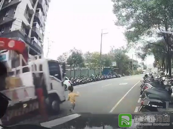 板橋5歲男童衝過馬路找父母 遭貨車撞擊倒地全身抽搐