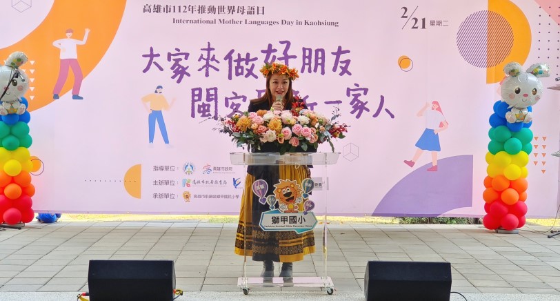 可能是 1 人、站立和花的圖像