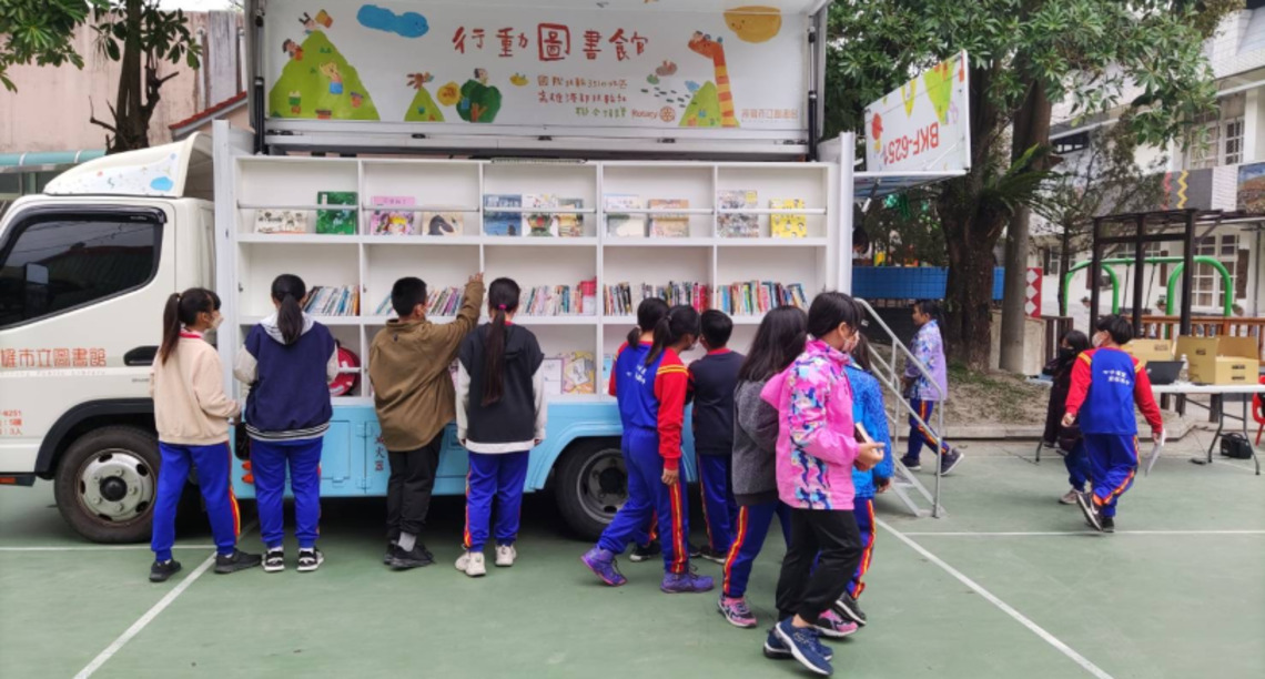 市圖小港分館「圖書行動書車」進駐原住民部落學校與學童共享閱讀樂