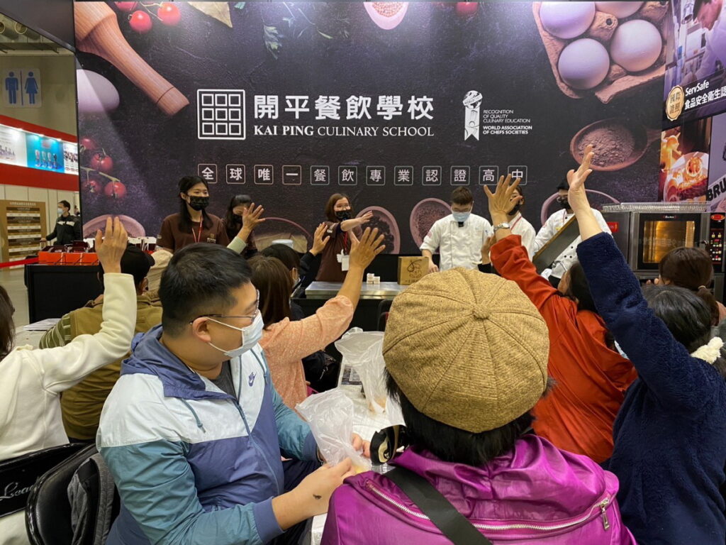 參與開平餐飲烘焙互動體驗課程的民眾踴躍舉手發問,現場互動熱絡。