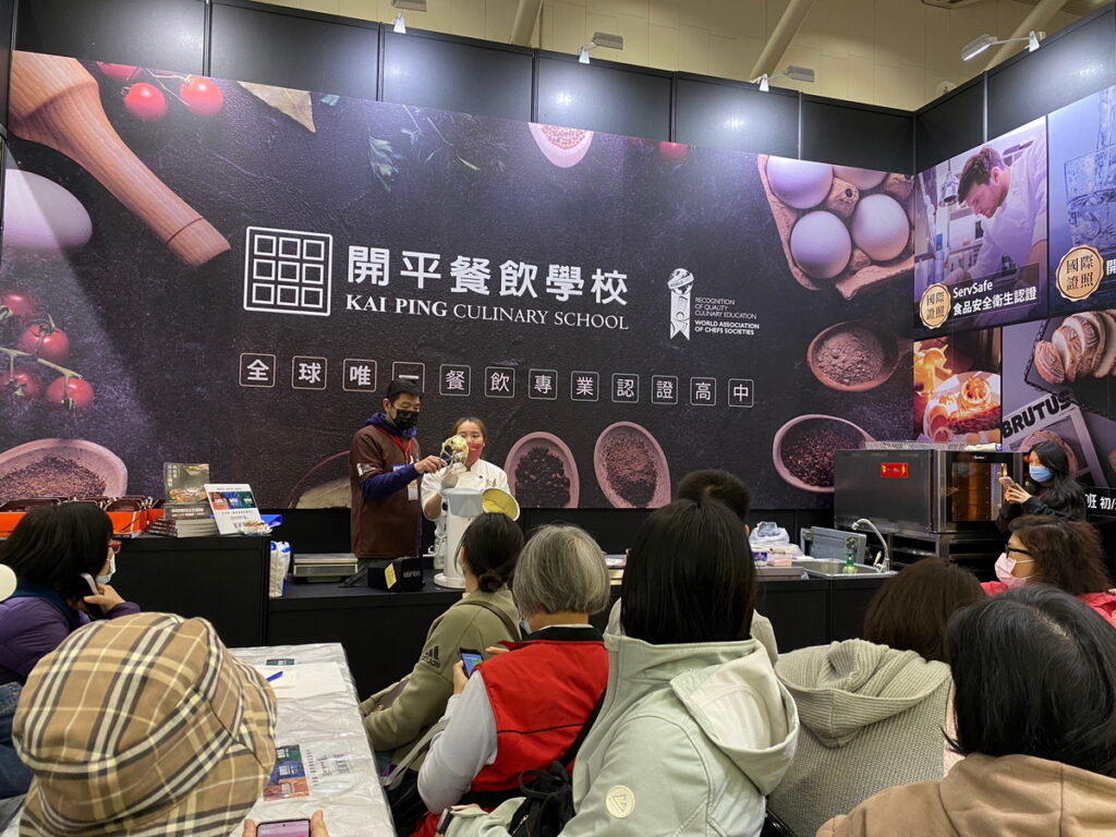 「克瑞斯甜點工坊」負責人顏君卉示範雪球餅乾的製作要點。