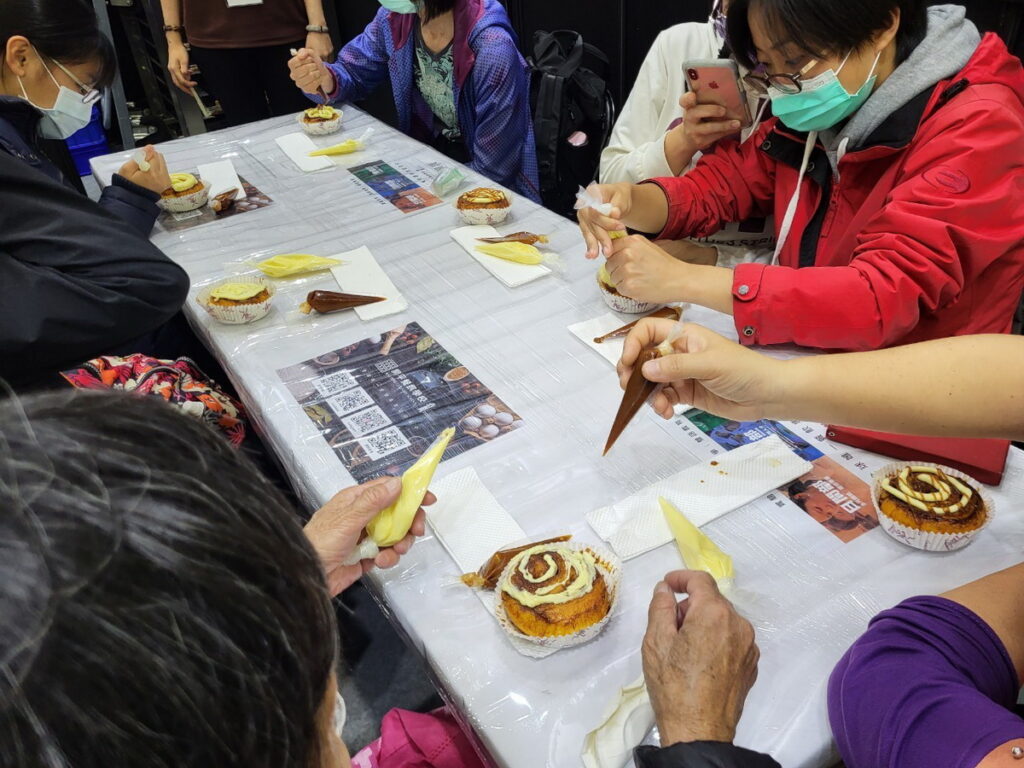 互動體驗教學讓民眾能實際動手實作,提升烘焙應用力。