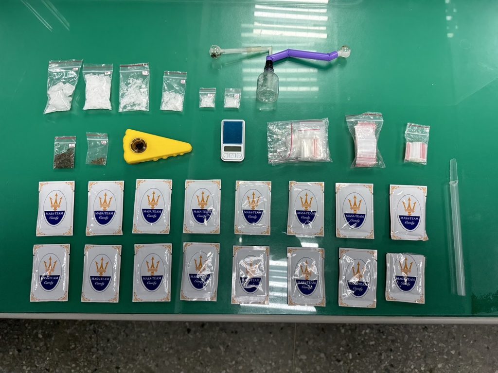警方查獲二級毒品安非他命6包、二級毒品大麻2包、卡西酮毒品咖啡包16包、吸食器、分裝袋及電子磅秤等犯罪證物