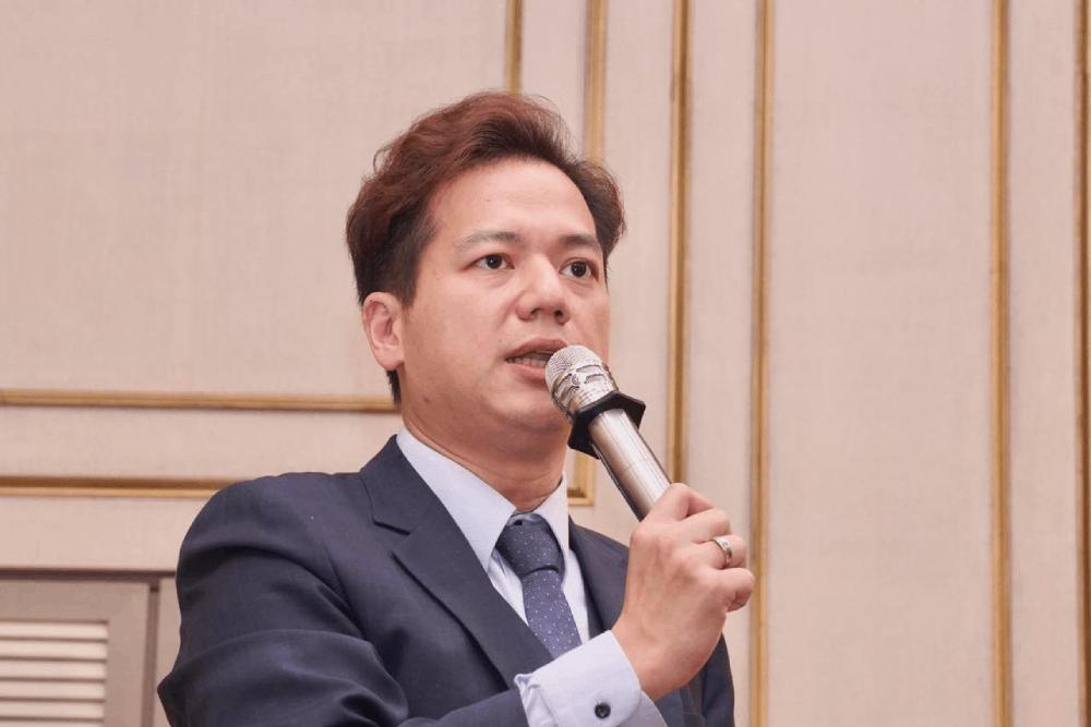 邱臣遠批政府包山包海大撒幣