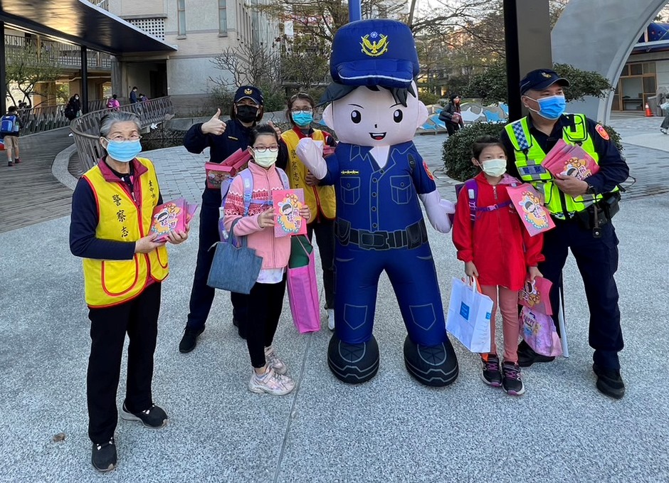 學童爭相與警察娃娃合影留念,直呼「好可愛」。(圖/記者林㤈輝翻攝)