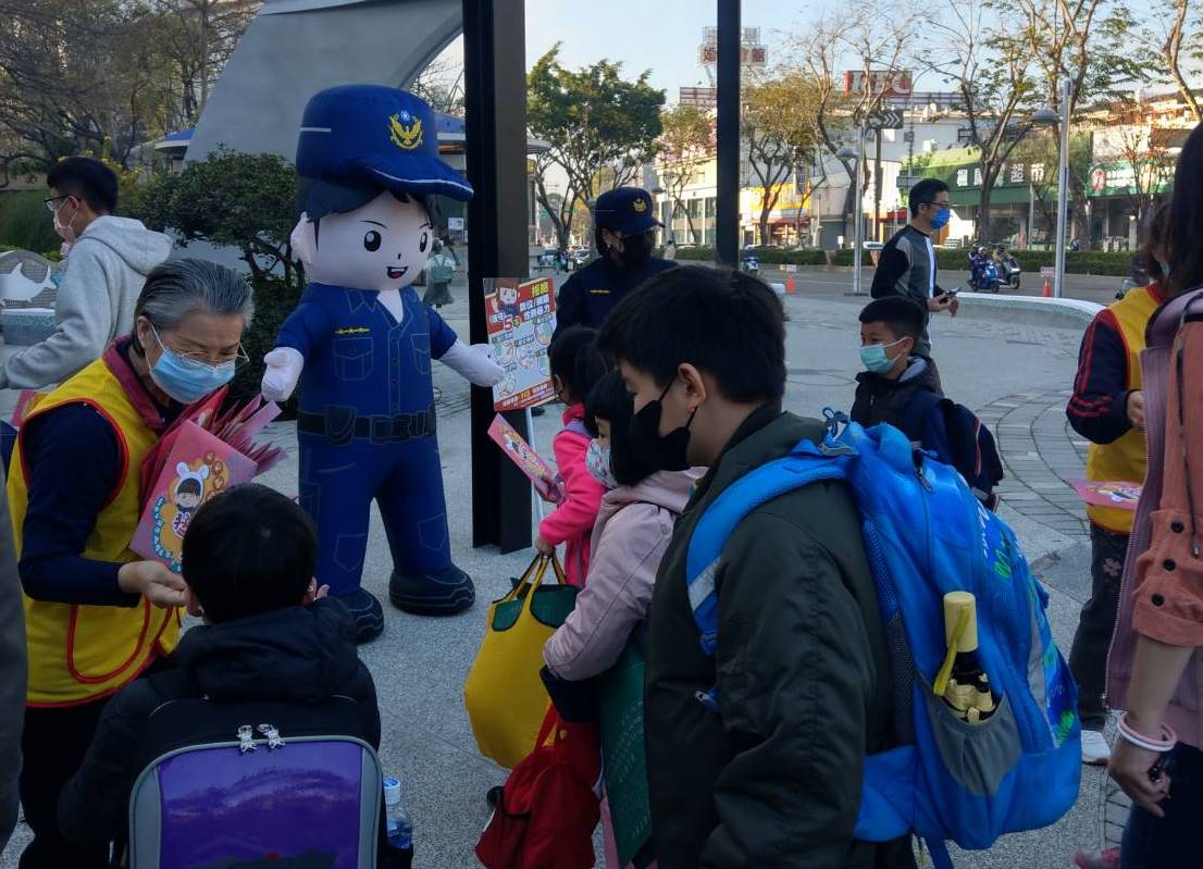 學童紛紛前來領取平安福袋,志工媽媽叮嚀「注意安全、開學愉快」。(圖/記者林㤈輝翻攝)