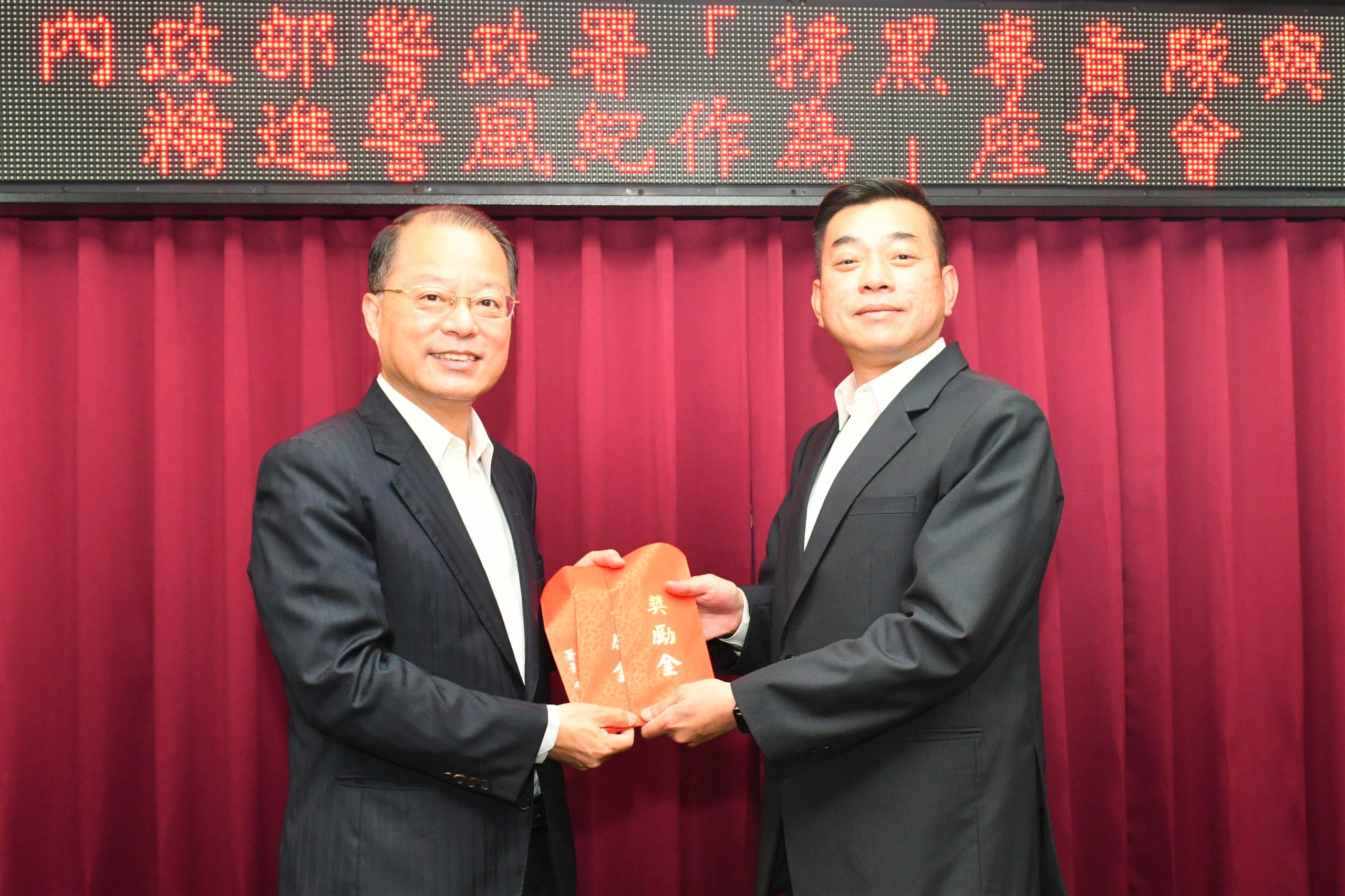 警政署長黃明昭頒發中市警團體慰勉金及表揚近期破獲案件。 (圖/記者林㤈輝翻攝) 