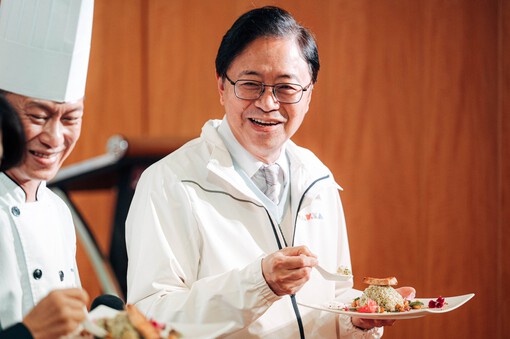 張善政市長親自品嘗台東農產品入菜的美味佳餚。(桃園市政府提供)