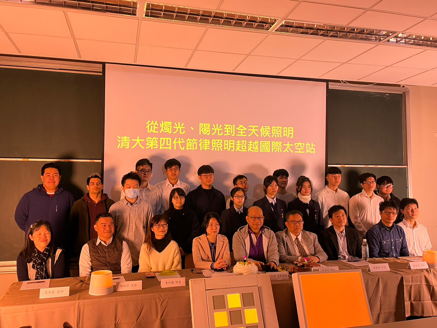 清大周卓煇特聘教授偕同等人,舉辦第四代節律照明技術發表記者會,從左至右,依序為曙光女中周明麗老師、材料系陳柏宇系主任、曙光女中魯和鳳校長、新竹市蔡麗清副市長、材料系周卓煇教授、台中維新醫院許景琦院長、化工系蔡德豪系主任、曙光女中蔡嘉訓主任、材料系陳豐榮研究生。