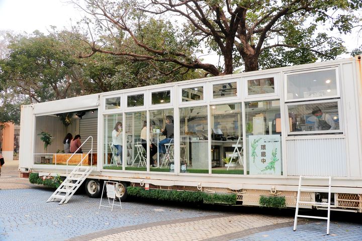 全台唯一環台貨櫃咖啡屋,停駐麗寶樂園度假區。 圖:麗寶樂園渡假區/提供