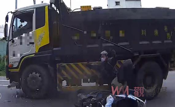 砂石車闖紅燈險奪命 機車騎士遭撞落受輕傷