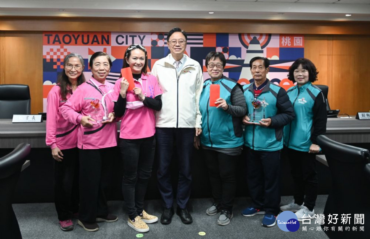 張善政市長表揚社區關懷據點榮獲衛福部金點獎。