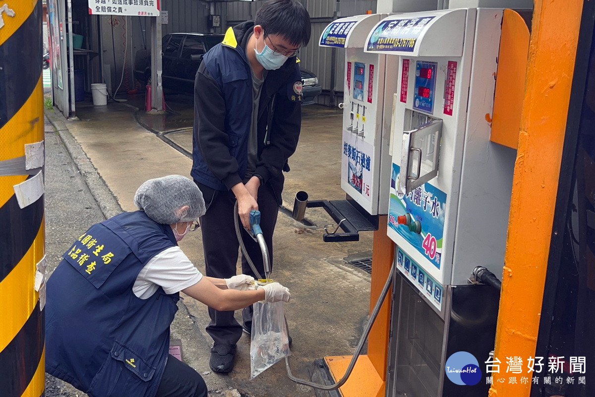 確保販售飲用水符合標準,桃園市政府衛生局加強加水站查核抽驗。