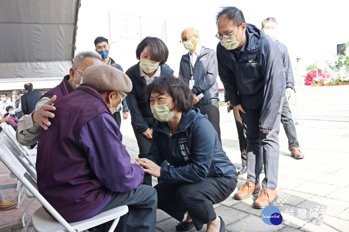 黃敏惠向二二八基金會董事江振裕致意／嘉義市府提供