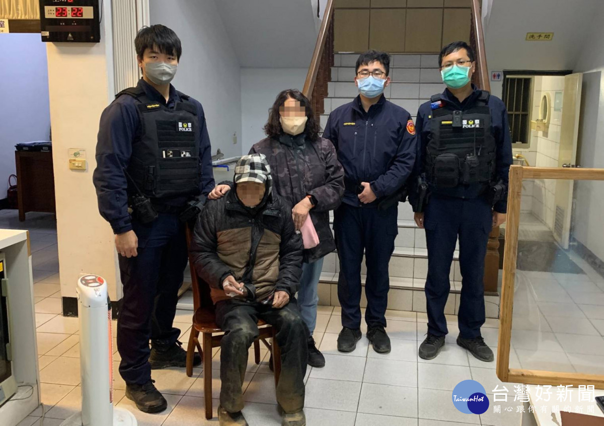 9旬老翁寒風中跌倒遲未返家,警用手機定位找到人。<br /><br /> <br /><br />