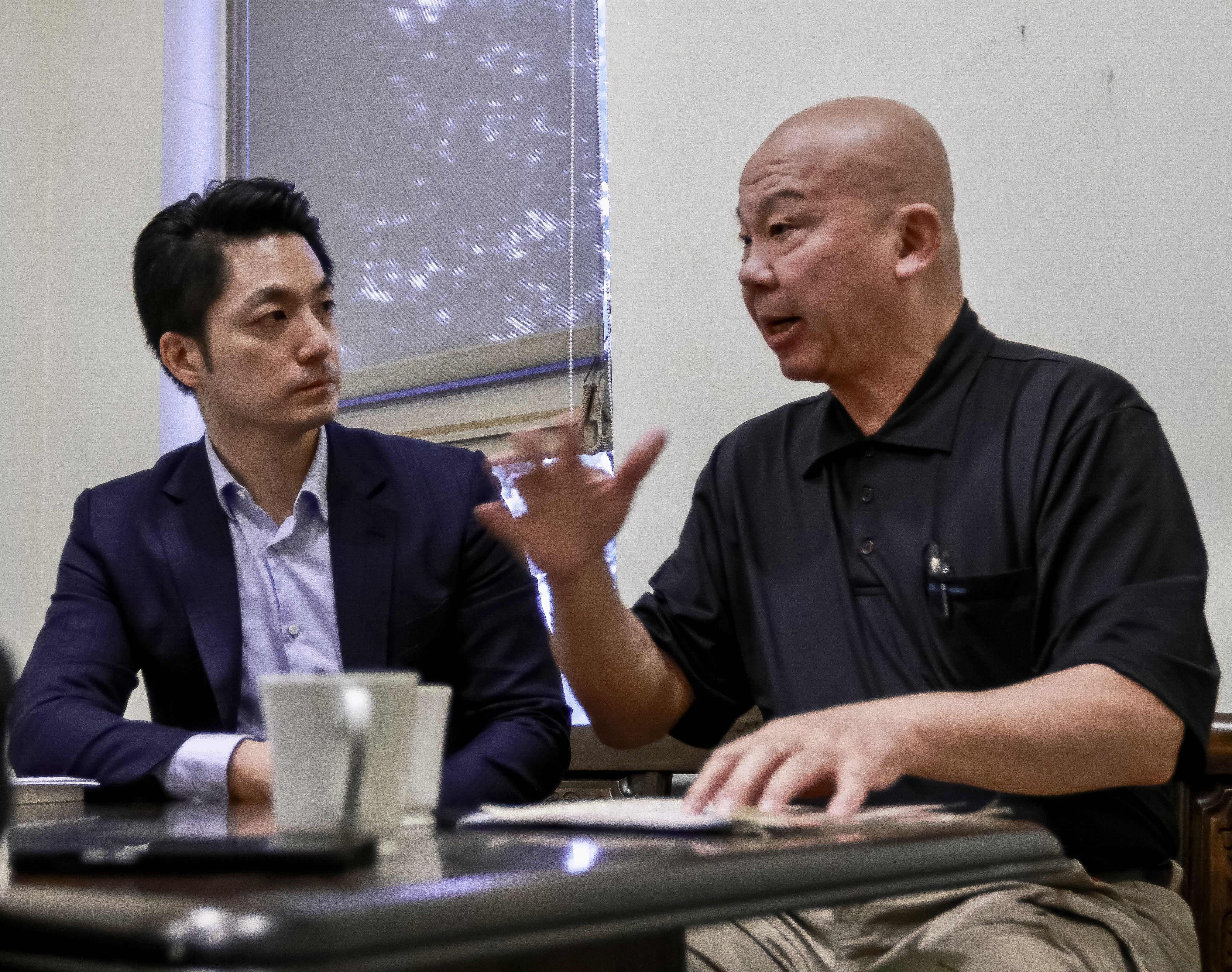 台北市長蔣萬安(左)21日和228事件受難者家屬廖繼斌(右)見面。台北市政府文化局提供