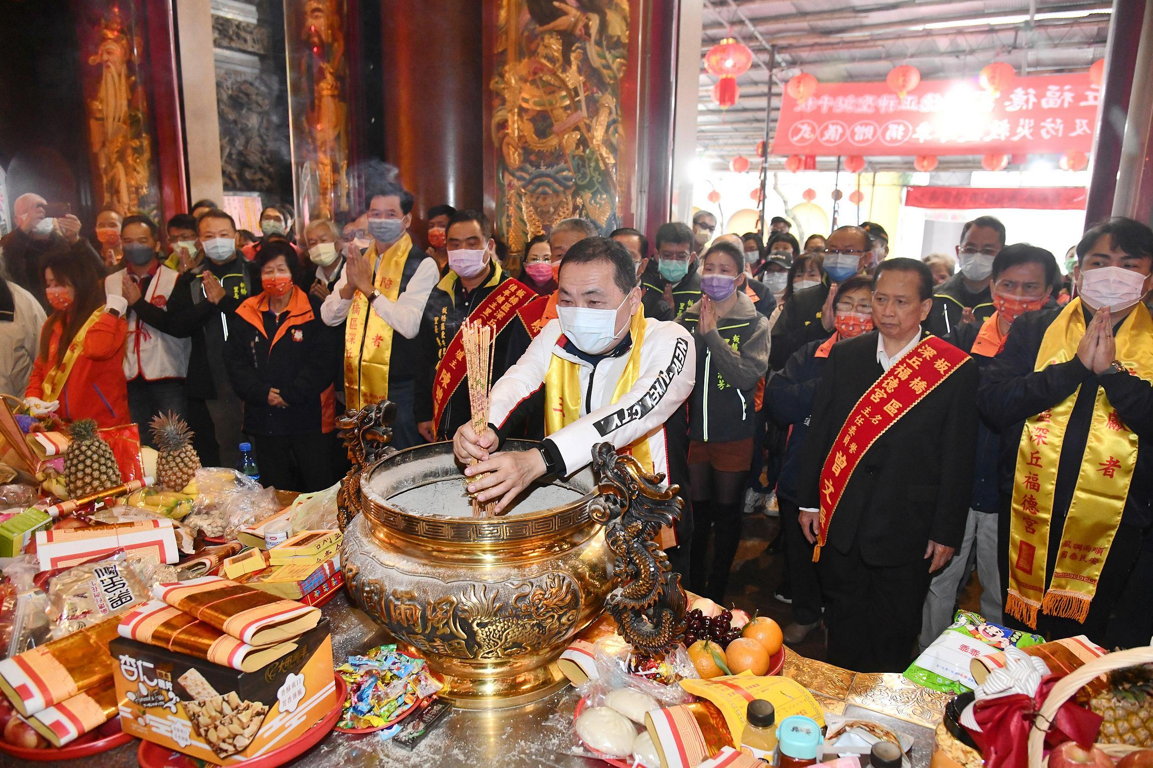 侯友宜連日來拜廟行程不斷，21日是福德正神聖誕，他特別前往板橋深丘福德宮上香。新北市政府提供