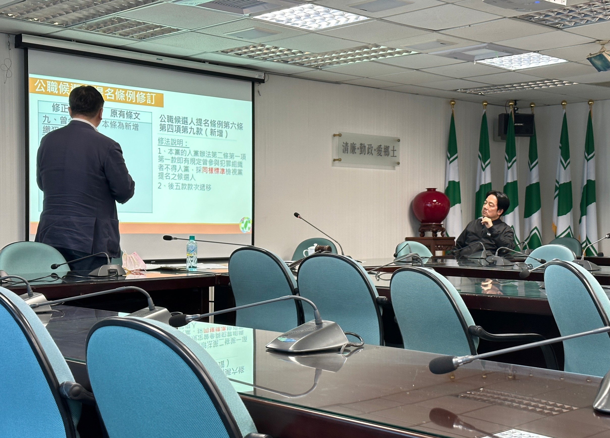 民進黨中央今天舉行中常會,前國策顧問黃承國銷假但未出席,圖為先前黨主席賴清德說明通過「排黑條款」,被外界認為劍指黃承國。林啟弘攝