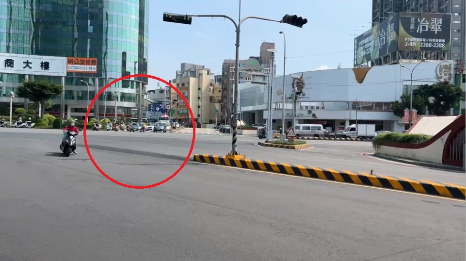 ▲ 員警執勤中發現路口意外頻傳,會勘後建設局完成分隔島改善工程 (圖/台中市警察局 提供)