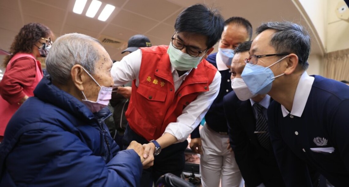 高市啟動次世代BA.4/5疫苗發單接種 陳其邁至疫苗站視察關懷長輩接種情形