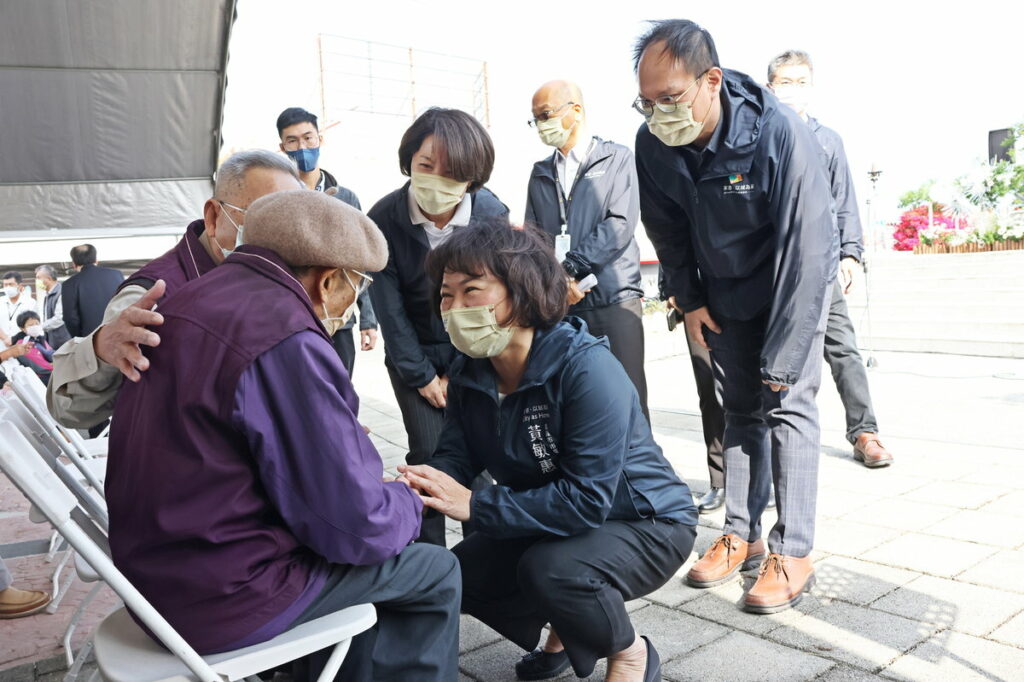 市長向二二八基金會董事江振裕致意