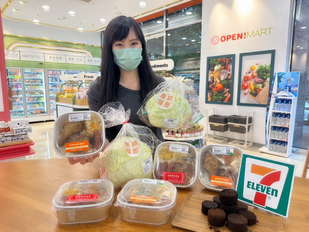 7-ELEVEN率零售之先推動「永續農場」計畫,回收門市咖啡渣轉製有機肥施用於高麗菜田間,高麗菜採收後使用於7-ELEVEN鮮食配菜、或於門市整顆新鮮販售