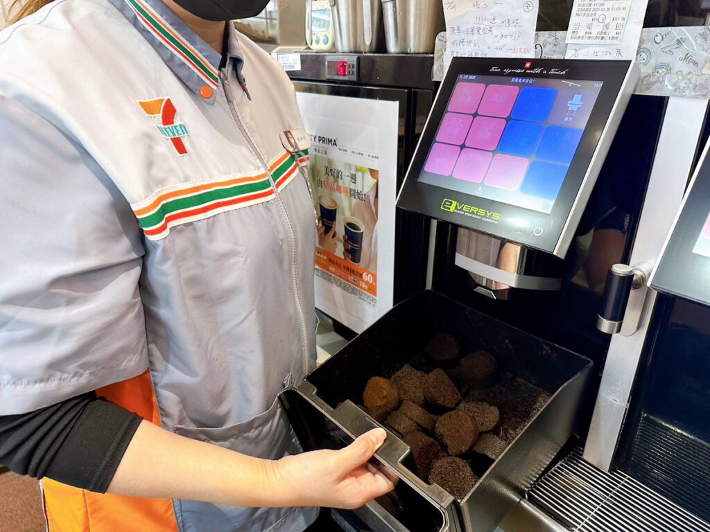 7-ELEVEN回收門市咖啡渣推動「永續農場」計畫,藉此達到友善土地與環境永續兩大作為,為本土永續農業發展盡一份心力。